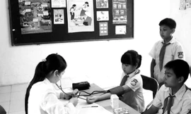 Bảo hiểm Y tế giúp học sinh, sinh viên được chia sẻ gánh nặng khi ốm đau, bệnh tật và được chăm sóc sức khỏe ngay từ ban đầu (Ảnh minh họa).