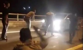 Nhóm thanh niên vác dao chặn ô tô xin đểu tài xế trên cao tốc Nội Bài - Lào Cai gây bức xúc dư luận.