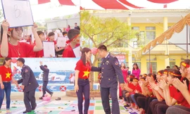 Thầy cô giáo, ĐVTN Cảnh sát biển và các em học sinh trường THCS Yên Bắc (huyện Duy Tiên, Hà Nam) sôi nổi tham gia cuộc thi “Em yêu biển đảo quê hương”. Ảnh: M.L.