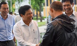 Bộ trưởng Nguyễn Ngọc Thiện thăm và động viên thày trò HLV Park Hang Seo trong quá trình chuẩn bị cho ASIAD 2018. Ảnh: VSI.