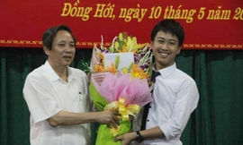 Nguyễn Thế Quỳnh được chào đón tại Quảng Bình sau khi giành huy chương bạc Olympic Vật lý châu Á 2016.