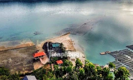 Toàn bộ công trình nằm gọn dưới chân núi Bánh Sữa và quay về hướng Tây Nam. Ảnh: Hoàng Dương