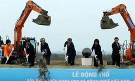 Tổng thống Hàn Quốc Moon Jae In (giữa) và Phó Chủ tịch nước Đặng Thị Ngọc Thịnh (thứ 2 từ phải sang) cùng các đại biểu làm lễ động thổ Viện Khoa học và Công nghệ Việt Nam - Hàn Quốc chiều 22/3.