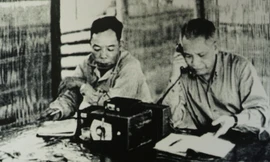 Đại tướng Văn Tiến Dũng điện báo tin chiến thắng Tây Nguyên, tháng 3/1975. Ảnh: Tư liệu.