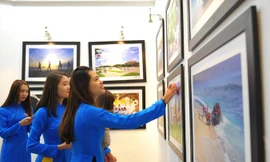 Nhiều hình thức giáo dục lý tưởng cách mạng, lòng yêu nước tới các bạn trẻ. (Trong ảnh, các bạn trẻ tham quan Triển lãm Trường Sa trong lòng Hà Nội). Ảnh: Xuân Tùng