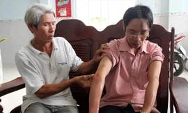 Anh Truyền với vết roi điện chích trên tay. Ảnh: VT.