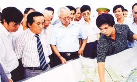 Tác giả trình bày đồ án quy hoạch với cố Thủ tướng Võ Văn Kiệt và các lãnh đạo Quảng Nam - Ðà Nẵng.