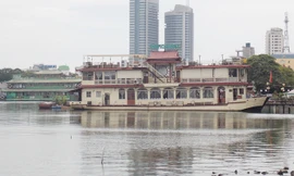 Có thiết kế từ 2 đến 3 tầng và chở từ 100 đến 200 khách nhưng nhiều nhà nổi, thuyền nổi trên Hồ Tây không phép, không đăng kiểm. Ảnh: Anh Trọng.