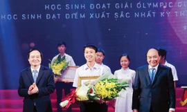 Nguyễn Thế Quỳnh vinh dự là 1 trong 5 học sinh được Thủ tướng chính phủ tặng Bằng khen tại lễ tuyên dương học sinh đoạt giải Olympic Quốc tế và học sinh xuất sắc nhất kỳ thi THPT Quốc gia năm 2016.