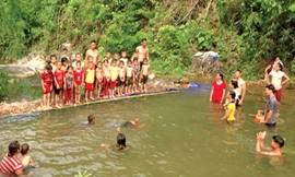 Điểm bơi an toàn tạo sân chơi, rèn luyện kỹ năng phòng chống đuối nước, nâng cao thể chất cho trẻ em ở Yên Bái. Ảnh: X.T.