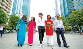 Các thành viên CLB những người sinh ngày 30/4 trên đường phố TPHCM trong những ngày tháng Tư lịch sử 2017. Ảnh: Cổ Liêm.