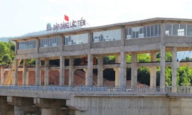 Hạng mục công trình Đập dâng Lạc Tiến - kênh dẫn - tuynel vừa đưa vào sử dụng có dấu hiệu hư hỏng. Ảnh: Minh Thùy.