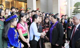 Phó Chủ tịch Thường trực Quốc hội Tòng Thị Phóng trao đổi với các em học sinh dân tộc thiểu số. Ảnh: Trường Phong.