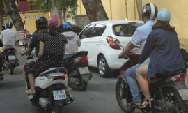 Cản trở giao thông trên phố “vệ tinh”