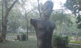 Những bức tượng nhếch nhác