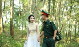 Vợ chồng trung úy Nguyễn Văn Tùng. Ảnh: L.T.H.