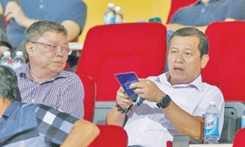 Phó ban trọng tài Dương Văn Hiền (bìa phải) trên SVĐ Hàng Đẫy chiều 15/5.