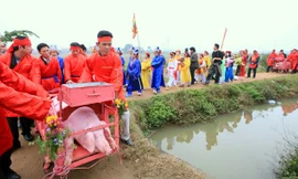 Rước lợn quanh làng. Ảnh: Lê Bích.