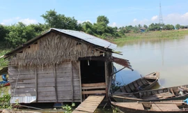 Bè nuôi cá và cũng là nhà của một hộ dân.