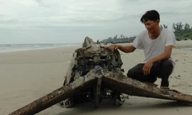 Phần đuôi chiếc máy bay được trục vớt (Ảnh: Đài PTTH Quảng Trị).