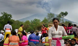 Hàng trăm cư dân cầu nguyện cho núi lửa ngừng tuôn trào. Ảnh: CNN.