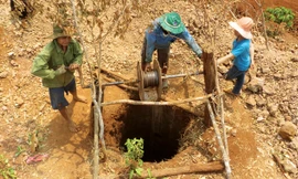 Nông dân đào giếng chống hạn. Ảnh: PV.