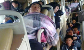 Mỗi dịp về quê ăn Tết, người dân lại ám ảnh với nạn nhồi nhét. Ảnh: Hồng Vĩnh.