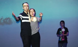 Các ca sĩ kiêm diễn viên đang tích cực tập vở Chuyện tình nàng Giáng Hương. Ảnh: T.N.A.