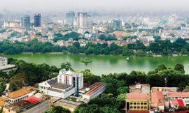 Vòng quanh Hồ Gươm là hàng cây xanh mát. Ảnh: Hồng Vĩnh.