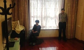 Ông bà Thẩm trong căn phòng của vợ chồng con trai quá cố.