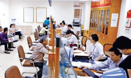 Người dân đến làm thủ tục hành chính tại quận Hoàn Kiếm - Hà Nội. Ảnh: Như Ý.