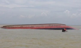 Vụ tàu VTB 26 bị lật: Cảng vụ hàng hải Nghệ An nói gì?