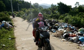 Rác vây quanh khu vực xã Phổ Thạch, huyện Đức Phổ, tỉnh Quảng Ngãi trong nhiều ngày - Ảnh: Zing