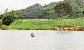 Sông Kỳ Lộ đoạn gần mạch nước nóng Triêm Ðức là bể bơi thiên nhiên lý tưởng.