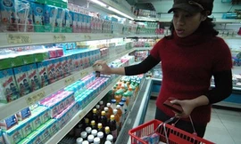 Người tiêu dùng khó mà phân biệt đâu là sữa bột pha thành nước, đâu là sữa tươi. Ảnh minh họa: Hồng Vĩnh