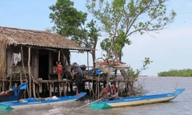 Hàng ngàn ngôi nhà ven sông, ven biển cần được di dời đến nơi an toàn.