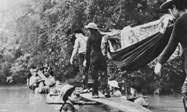 Bức ảnh độc đáo “Cầu người” của phóng viên ảnh chiến trường Phạm Văn Thính.