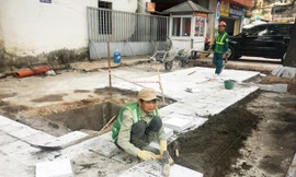 Lát đá vỉa hè ở đường Đền Lừ (Hoàng Mai). Ảnh: Trường Phong.