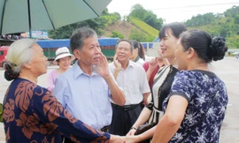 Nhà văn Nguyễn Huy Thiệp gặp lại đồng nghiệp xưa.