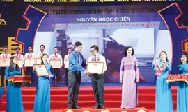 Bà Trương Thị Mai, Trưởng Ban Dân vận T.Ư và anh Lê Quốc Phong, Bí thư thứ nhất T.Ư Đoàn trao danh hiệu người thợ trẻ giỏi cho những đại biểu xuất sắc. Ảnh: Bình Minh.