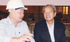 Bác Thái Phụng Nê (áo đen) trao đổi phương án thi công.