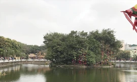 Việc tôn tạo hồ Văn đưa khu vực này trở thành vùng đệm của khu nội tự Văn Miếu. Ảnh: Nguyên Khánh. 