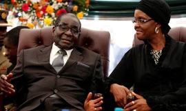 Vợ chồng ông Robert Mugabe sẽ được đền bù khoản tiền lớn và được nhận lương đến hết đời. Ảnh: Guardian.