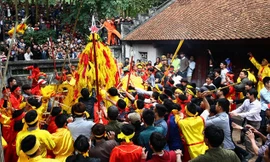 Hình ảnh phản cảm ở Hội Gióng năm ngoái. Ảnh: Zing