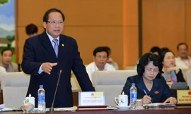 Bộ trưởng Bộ TT&TT Trương Minh Tuấn trả lời chất vấn ngày 18/4.