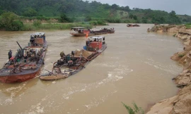 Dưới lòng sông là thế giới ngầm của xã hội đen