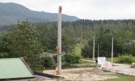 Cty Điện lực Quảng Ninh đang gấp rút hoàn thiện dự án trước Tết Ất Mùi. Ảnh: Q.N.