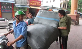 Gom góp tiền kiếm được từ nghề cửu vạn chợ Vinh, anh Sơn đều đặn gửi về Diễn Kỷ (Diễn Châu) giúp đỡ cháu Ngô Kiều Anh.