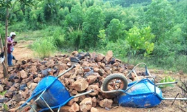 Một điểm tập kết quặng sắt dưới chân núi.