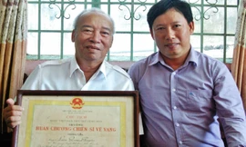 Phóng viên và bác Tuyến tại ngôi nhà của bác ở Vũng Tàu. Ảnh: Duy Thanh.